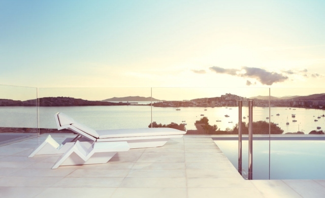 Sonnenliege mit-Beistelltisch weiß-puristische terrasse mit meerblick