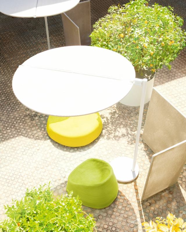 Terrassen gestalten runde Form gelb grüne Sessel Paravent
