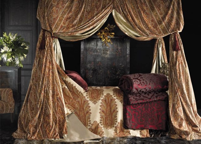 Stoffe Heimtextilien Schlafzimmer einrichten königlicher Stil Tagesdecke Betthimmel