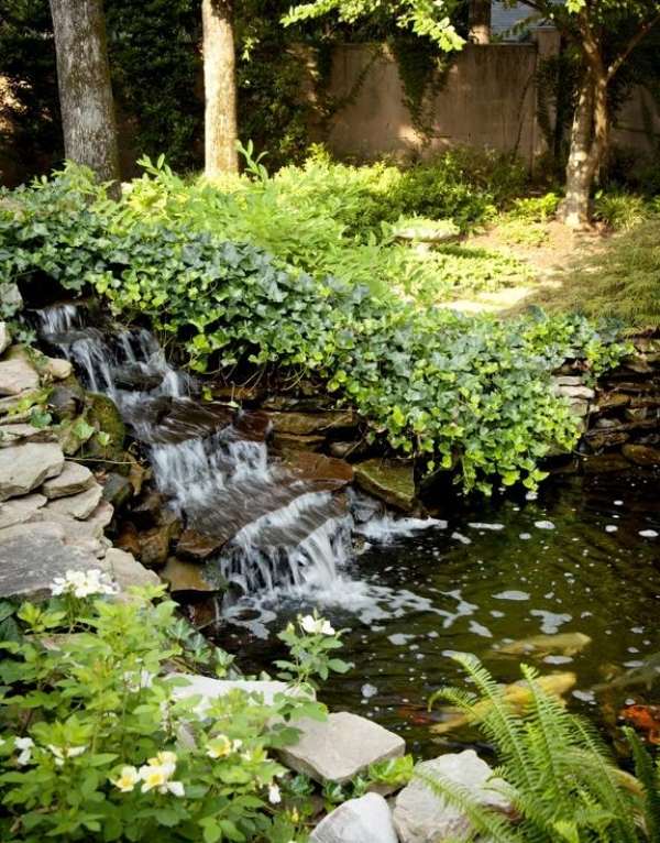 terrassenförmig Steine Gartenteich-mit Wasserfall anlage