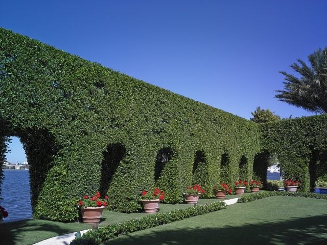 Gartengestaltung im italienischen Stil Südflorida Landschaftsarchitektur-gartendesign lebendige-hecke Sichtschutz ideen terracotta Blumentöpfe-mediterran