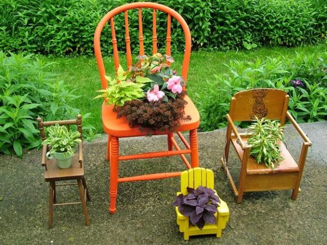 Terrasse gestaltung-Stühle bunt mit Blumentöpfen garten deko 