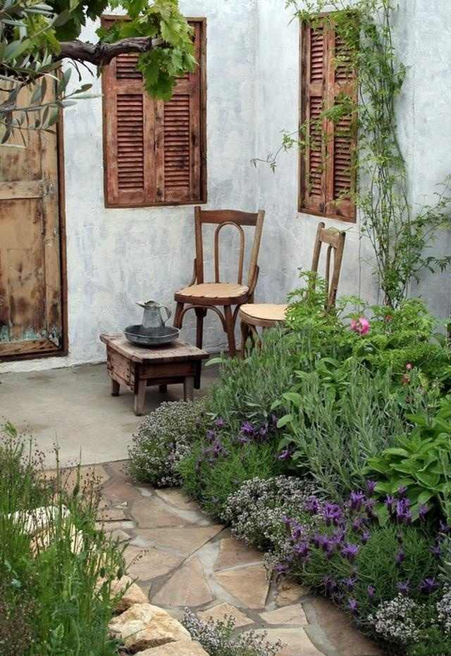 Terrassen gestaltung mit Landhaus-Charme Vintage Stühle Beistelltisch