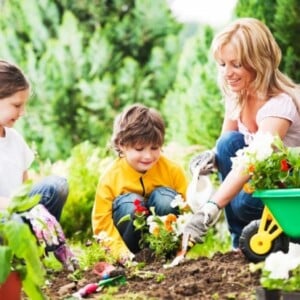 Tipps-zur-Gartenpflege-bruder-schwester-mutter-gemeinsam-garten-arbeit-vorteile