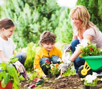 Tipps-zur-Gartenpflege-bruder-schwester-mutter-gemeinsam-garten-arbeit-vorteile