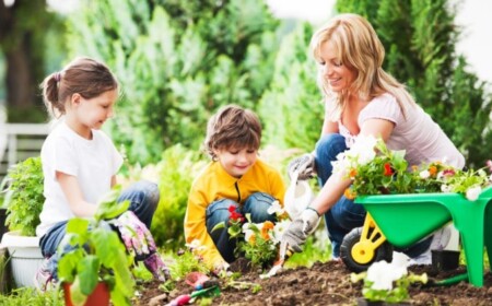 Tipps-zur-Gartenpflege-bruder-schwester-mutter-gemeinsam-garten-arbeit-vorteile