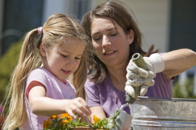 Tipps zur Gartenpflege mutter tochter im freien