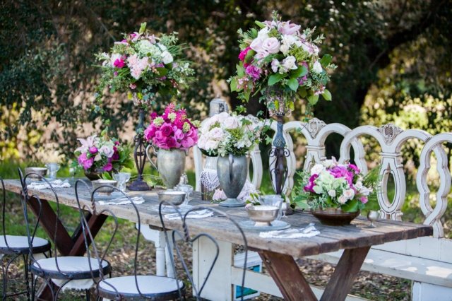 Ideen Rosen Hyazinthen weiß rosa Tisch rustikal vintage Stühle