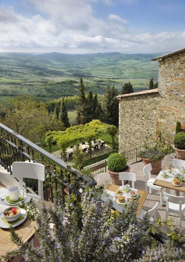 Toskana Hotel-Aussichtsterrasse zwischen weinfeldern-Metallgeländer Monteverdi