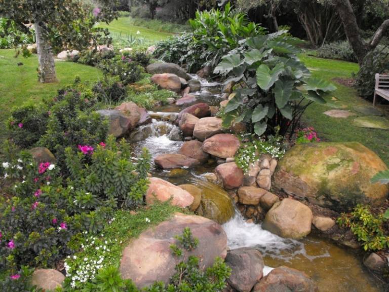 Wasserfall-Garten-Bachlauf-Bodendecker-Rasenflaeche-exotische-Pflanzen