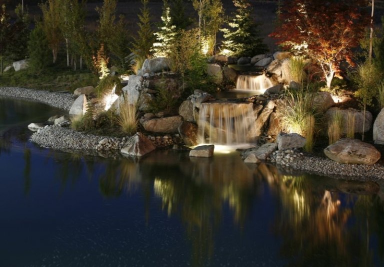 Wasserfall-Garten-Beleuchtung-Kies-Nadelbaume-Ideen