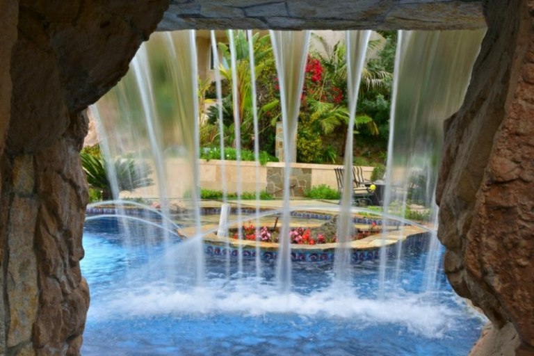 Wasserfall-Garten-Eingang-Ideen-mediterran-gestalten