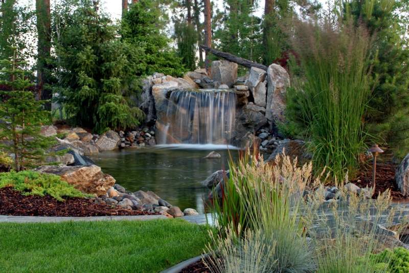 Wasserfall im Garten-Ideen-Naturlook-Bachlauf-Teich-Wasseranlage