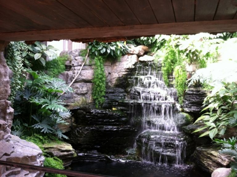 Wasserfall-Garten-Ideen-Traumgarten-anlegen-Haus-Hinterhof
