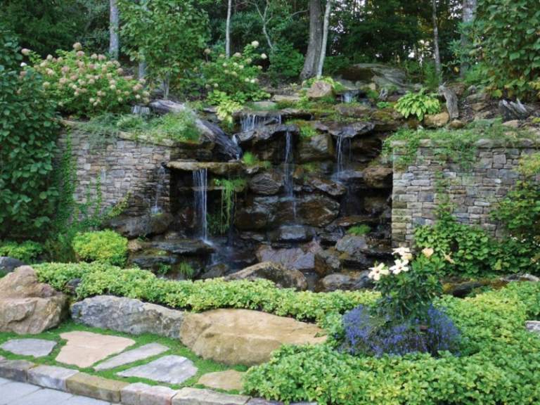 Wasserfall-Garten-Naturstein-Bodendecker-vertikal-Gestaltungsideen