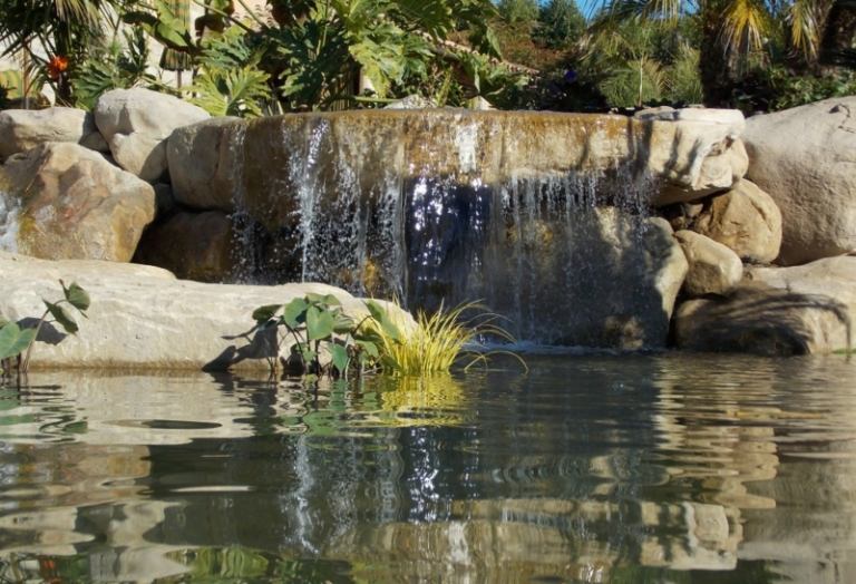 Wasserfall-Garten-Naturstein-Schwimmteich-gestalten