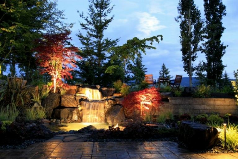Wasserfall-Garten-farbige-Beleuchtung-Ideen-