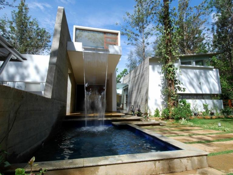 Wasserfall-Garten-modern-Wohlfuehlgarten-Pool-Entspannung