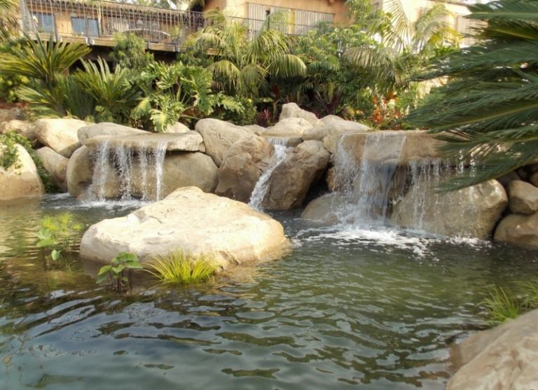 Wasserfall-Pool-Lagune-exotische-Pflanzen-Palmen-Entspannung