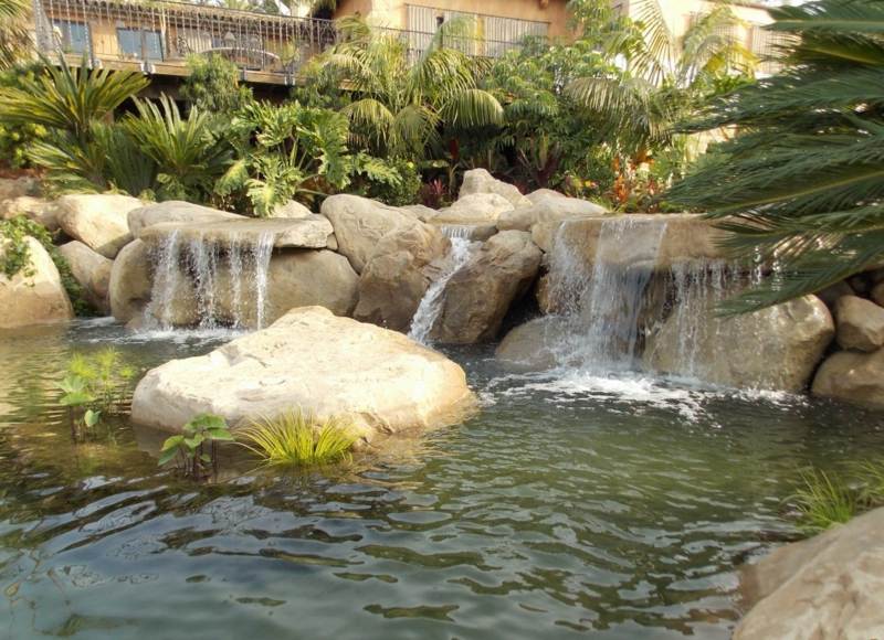 Wasserfall-Pool-Lagune-exotische-Pflanzen-Palmen-Entspannung