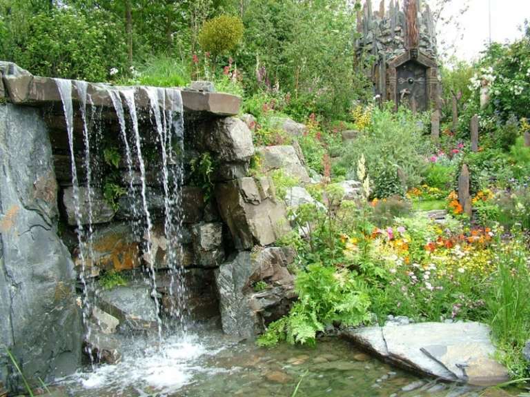 Wasserfall-Garten-Traumgarten-Naturstein-Holz-Gartentor-Blumen-Teichrand