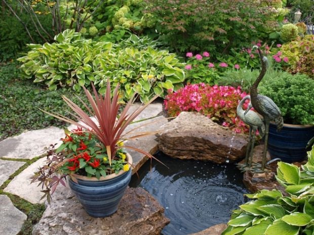 Wasserkunst im eigenen Garten-Wasserteich mit Brunnen deko Blumentöpfe
