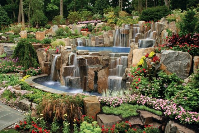 Garten gestalten Ebenen Felsen Blumen Ideen Wasserfall