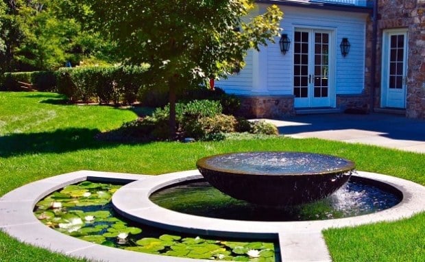 Wasserspiele im Garten-gestaltung spektakulär Zierrasen Wasserlilie