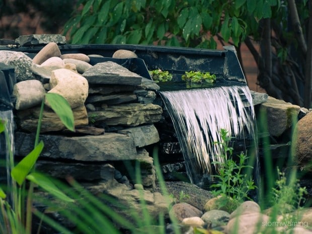 Wasserspiele Wasserfalleffekt flusssteine arrangement Hingucker im Garten