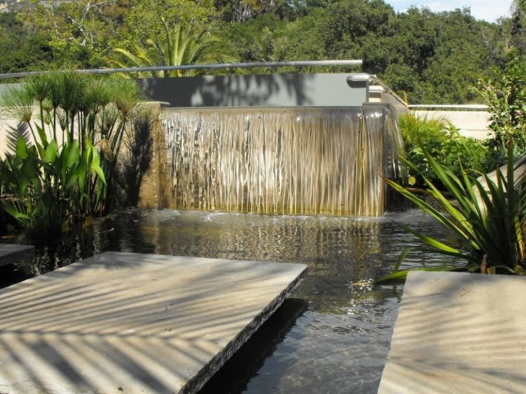Wasserspiele-vertikal-Wasserfall-modern-Garten-Gestaltungsideen