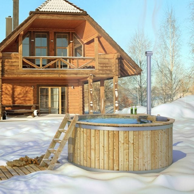 Badetonne Garten Winter coole Idee Holzhütte im Gebirge