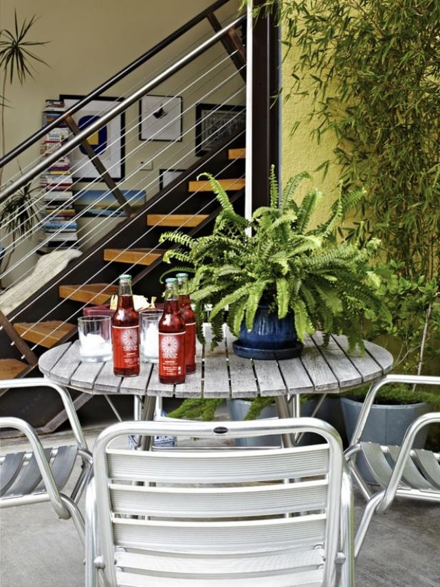 Wohnung mit Balkon-tipps zur begrünung-Sitzgruppe vintage stühle-gestalten