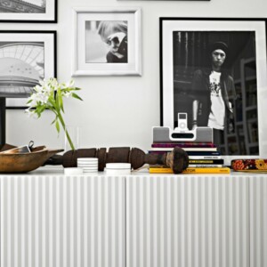 Wohnzimmer Sideboard weiße Farbe eklektische Einrichtung Fotowand Holz Wohnaccessoires