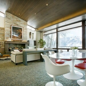 Wohnzimmer einrichten Glasfronten hell geräumig Dachschräge Esstisch Möbel Design