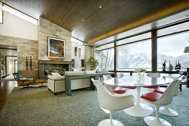 Wohnzimmer einrichten Glasfronten hell geräumig Dachschräge Esstisch Möbel Design