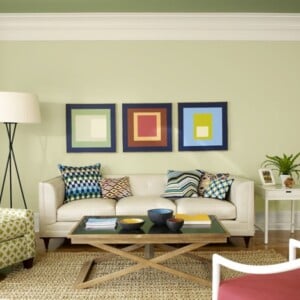Wohnzimmer modern grün hell Decke dunkle Farbe Wanddeko Idee