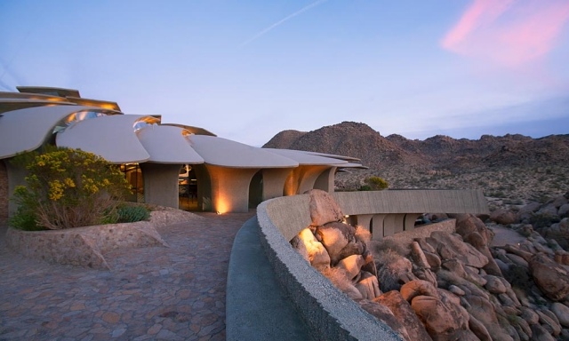 Wüste landschaft terrasse felsiger hügel-modernes wohnhaus