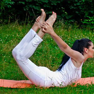 abnehmen-am-bauch-yoga-frau-schwarze-haare-weiß-angezogen2