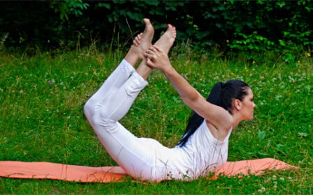 abnehmen-am-bauch-yoga-frau-schwarze-haare-weiß-angezogen2