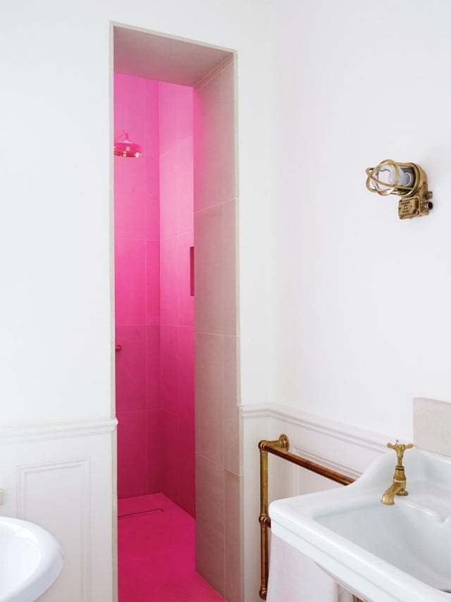 Bad mit Duschebereich pink beleuchtung gestalten ideen