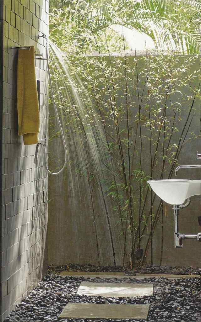 bad outdoor dusche gestalten ideen bambus kies boden