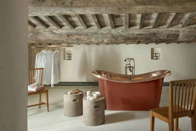 badgestaltung interieur-freistehende badewanne Balken rustik Holzhocker-Monteverdi-hotel
