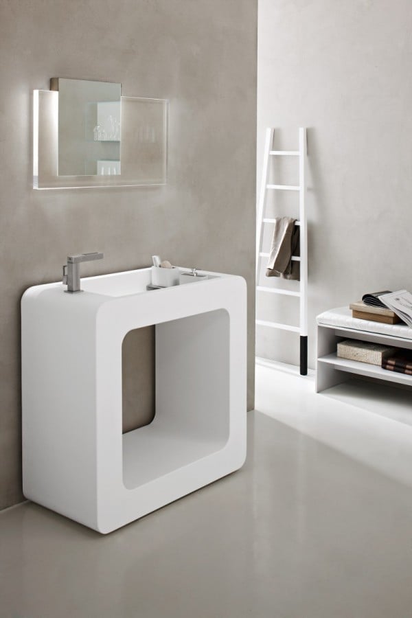 badezimmer gegen wand waschbecken spiegel weiß glänzend