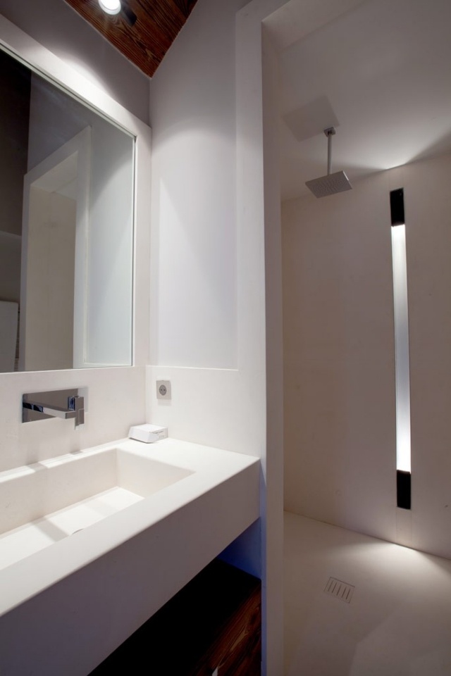 bad gestaltung weiß-waschbecken in geradlinigem design-wandleuchte led