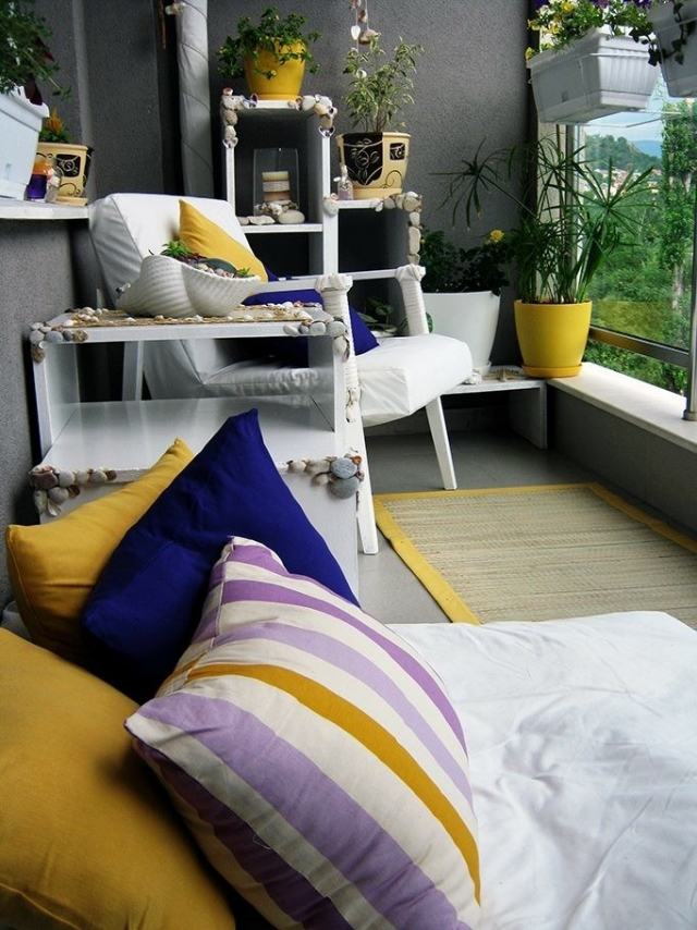 balkonpflanzen balkonausrichtung sonnige farben kies deko