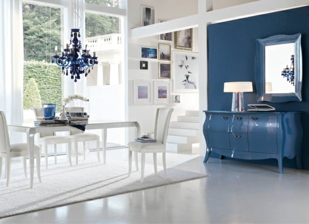 Lampe Kronleuchter klassischer Stil weiße Stühle Esszimmer einrichten