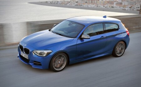 bmw-m135i-2013-blau-seitenansicht