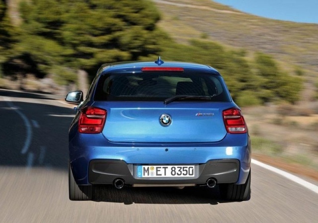 BMW M135i und VW Golf R hetchback blau rückansicht