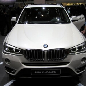 bmw-x3-xdrive20d-dieselmotor-vorne-weiss