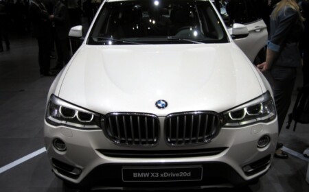 bmw-x3-xdrive20d-dieselmotor-vorne-weiss